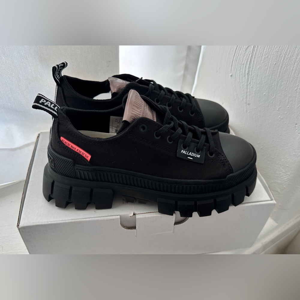 Palladium Women's Black and Pink Sneakers